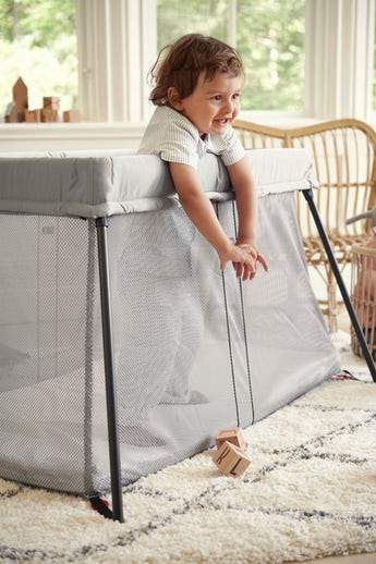 Baby Bjorn Travel Crib Bundle with Fitted Sheet - Image 3